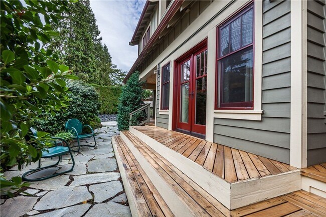 Building Photo - Meticulously designed Craftsman in North Beach with private beach access.