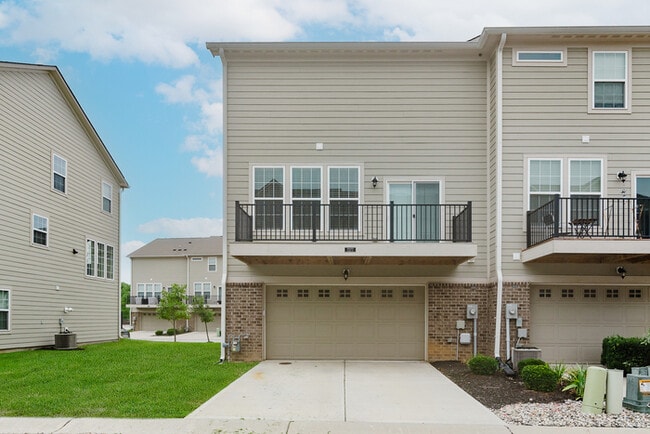 Building Photo - Beautiful Townhome in Carmel