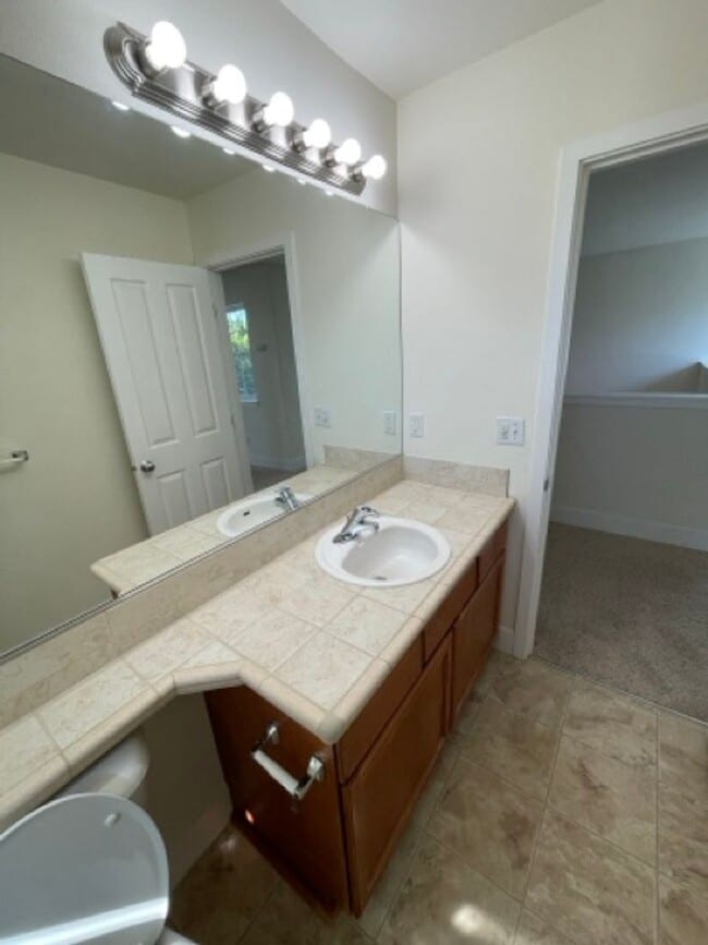 Building Photo - Extremely Spacious 5BD/3BTH Home For Lease...