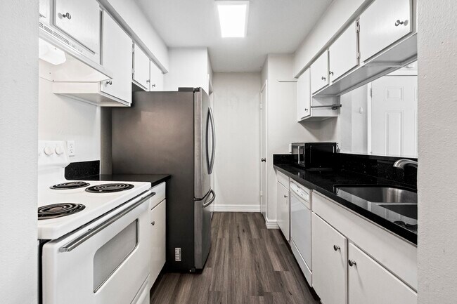 Building Photo - 3300 Pebblebrook Dr