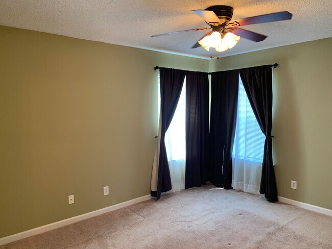 Building Photo - 2136 Clearwater Dr