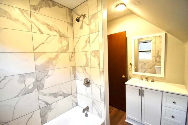 Building Photo - 616 Perrin Ave