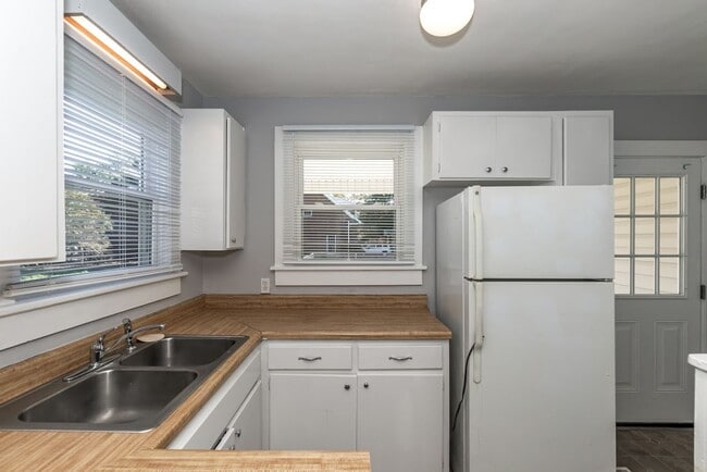 Building Photo - Two Bedroom Home!