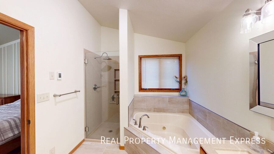 Building Photo - Furnished 4-Bedroom, 4-Bath Home