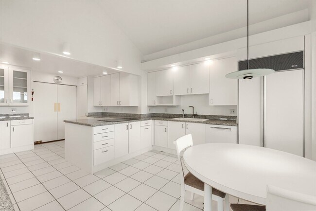 Building Photo - 23 Ocean St