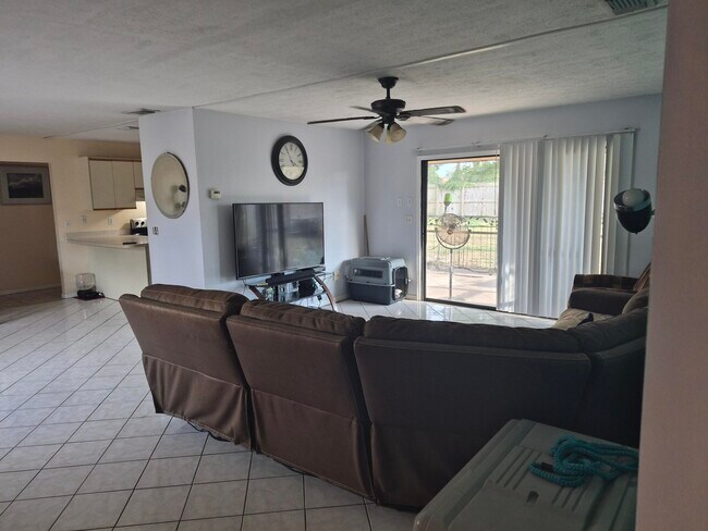 Building Photo - 250 SE Walters Terrace