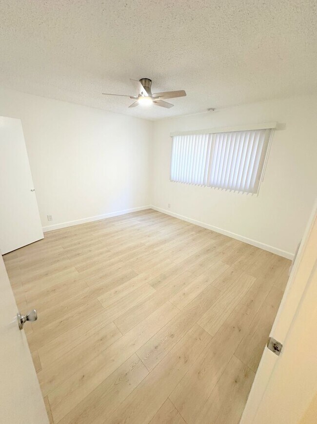 Building Photo - 3 PEAT - Huge, spacious, enormous - 2BD/2BA with parking. Chatsworth Adjacent!