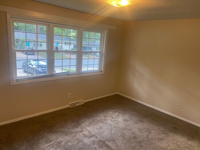 Building Photo - 3113 Erskine Dr