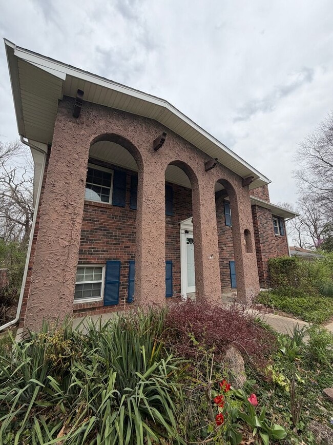 Building Photo - 4 bed | 2 bath Home for Rent