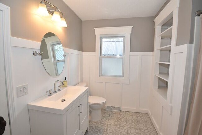 Building Photo - Central Mishawaka- close to Parks and Down...
