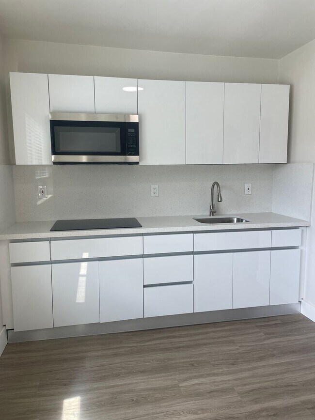 Interior Photo - 600 SW 9 AVE