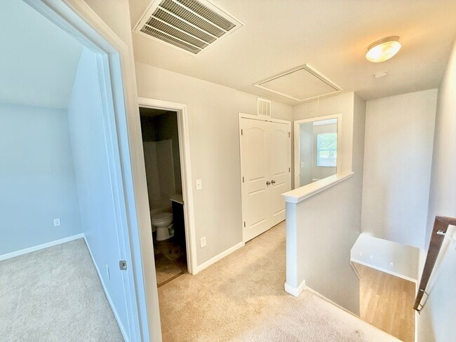 Building Photo - Beautiful 2 Bed 2.5 Bath townhome located ...