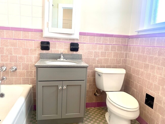 Building Photo - Richmond Dist. Bright 1 Bed/! Bath Flat w/ Hardwood Floors and Walk In Closets