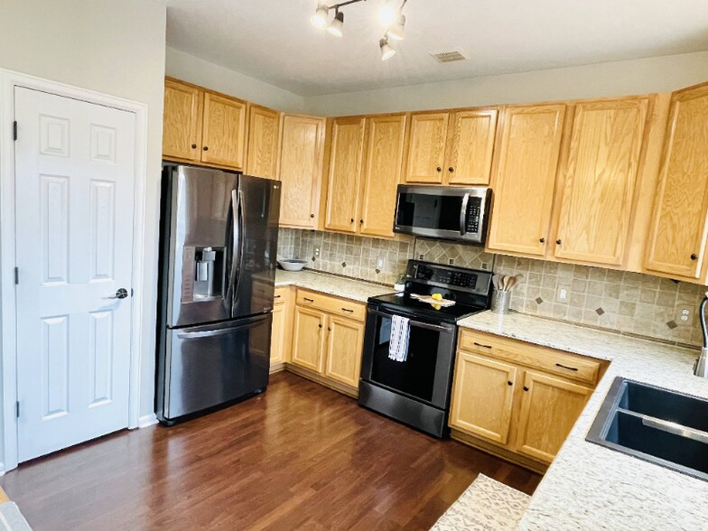 Building Photo - 2446 S Gibralter Way