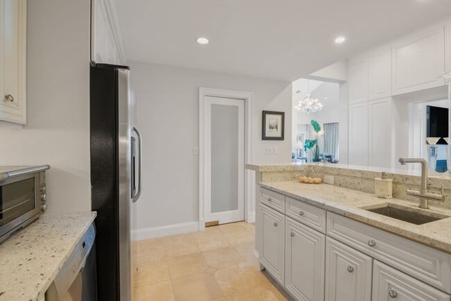 Building Photo - 90 Glades Rd