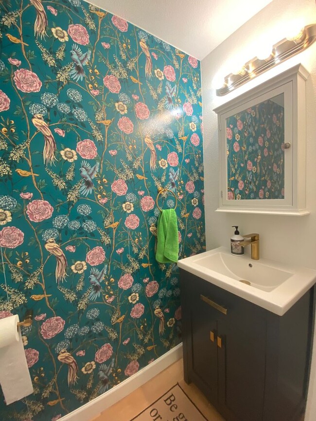 Building Photo - Cozy 2B/2B Remodeled Town Home Just Minute...