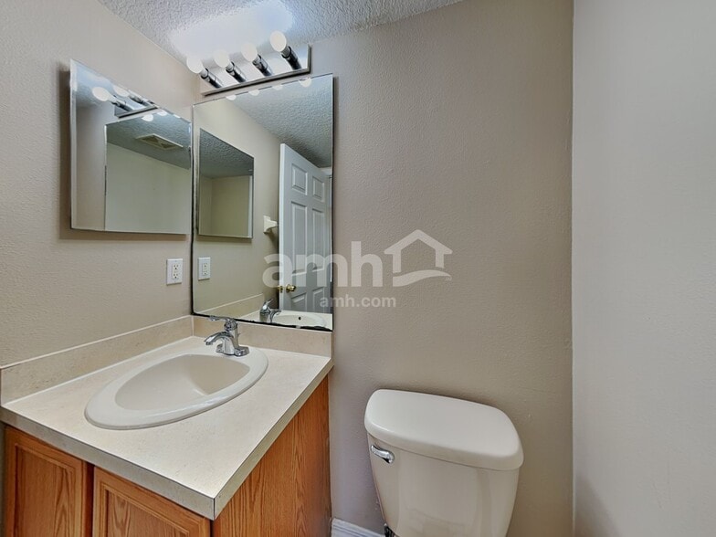 Building Photo - 330 Salmon Ct