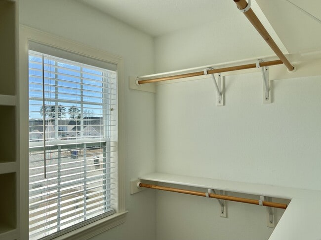 Building Photo - 2000 Croyden Cir