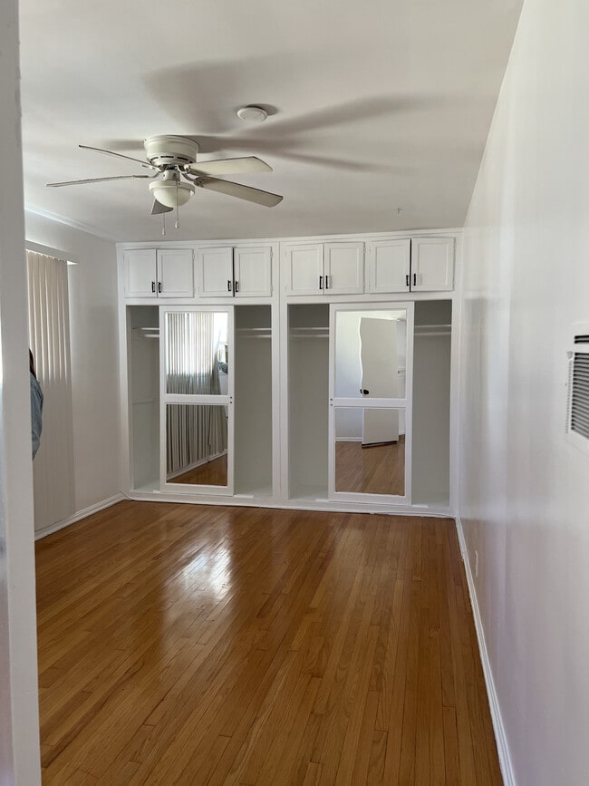 Building Photo - 1118 S Sherbourne Dr