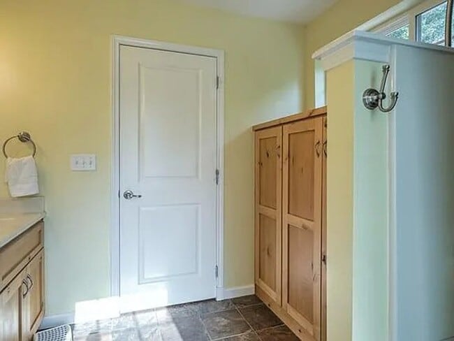 Building Photo - Midtown home for rent, 5 bed 3 full baths