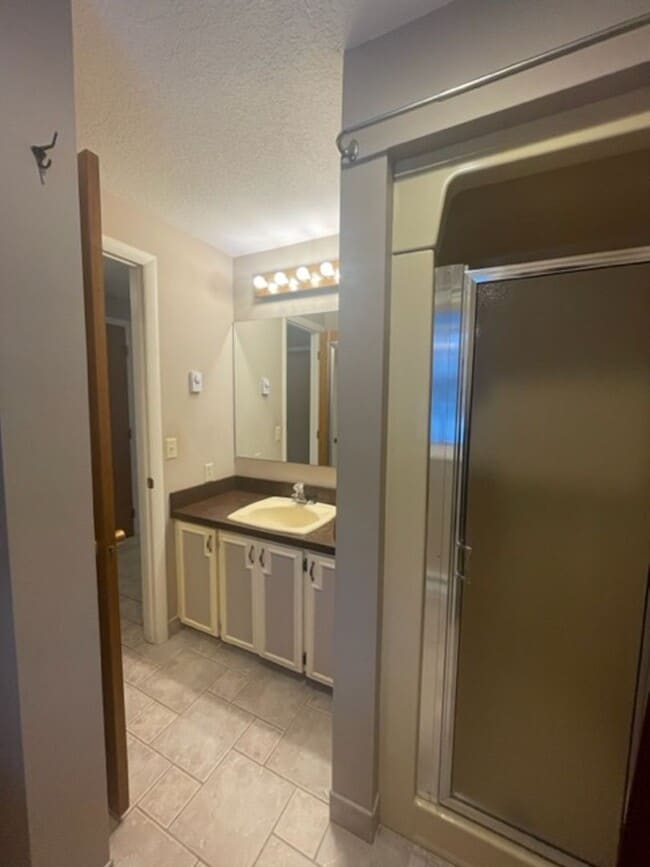 Building Photo - Long Term Rental on Lake Five!