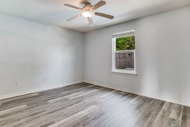 Building Photo - Welcome to your dream home! This stunning 4-bedroom, 3-bathroom residence is perfectly situated n...