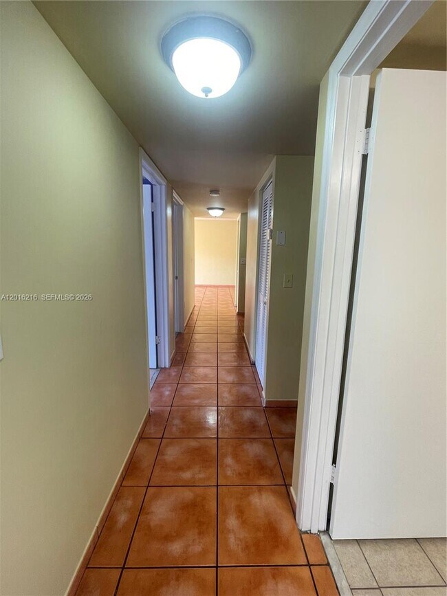 Building Photo - 6255 SW Kendale Lakes Cir