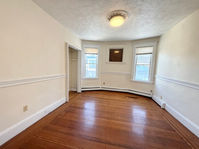 Building Photo - 144 Hillside St