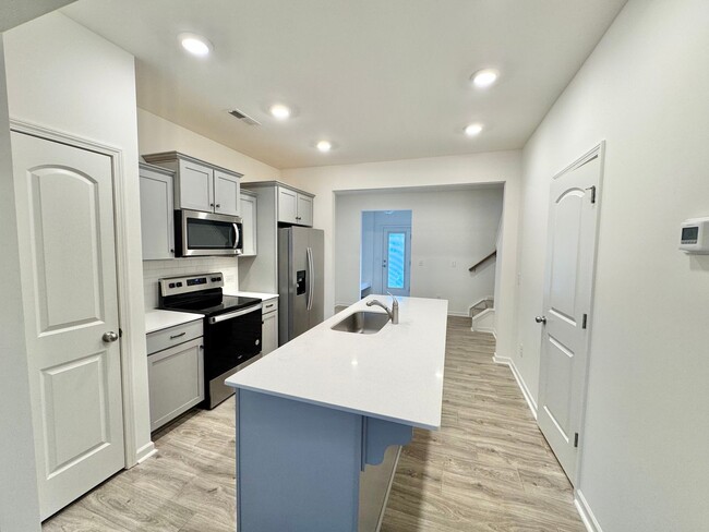 Building Photo - 2 br 2.5 ba townhome near shopping AVAILAB...