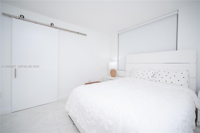 Building Photo - 10875 SW 112th Ave