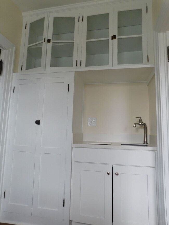 Building Photo - Fantastic mix of charm and updates!