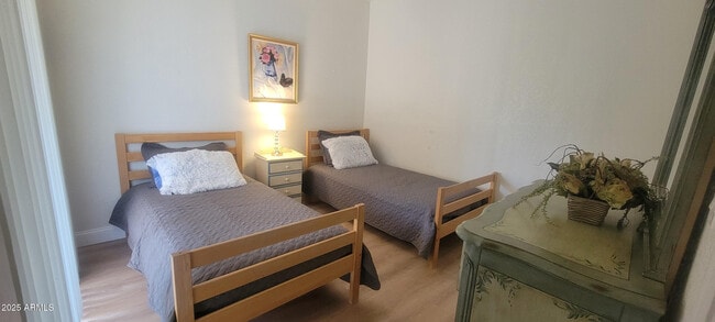 Building Photo - 9708 E Vía Linda