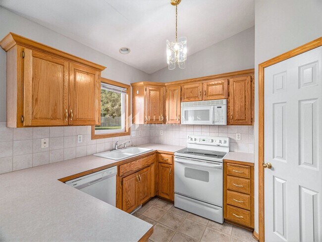 Building Photo - Beautiful Millard Townhome