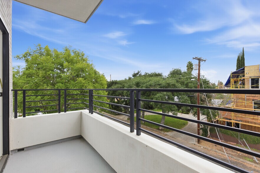 Building Photo - 13822 Oxnard St