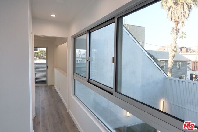 Building Photo - 21 1/2 Wavecrest Ave