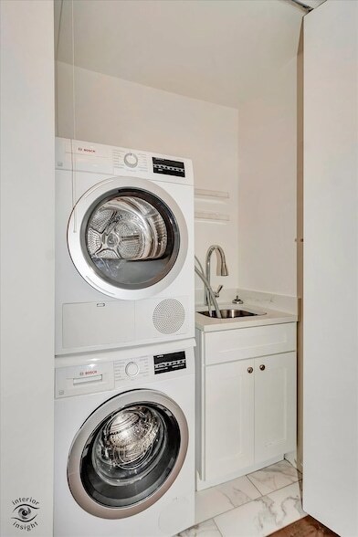 Building Photo - 200 E Delaware Pl