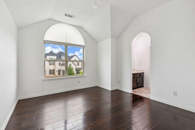 Building Photo - Luxurious in Little Elm