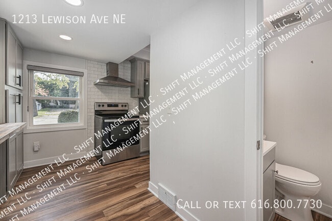 Building Photo - 1213 Lewison Ave NE