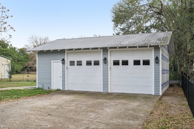 Building Photo - 902 Turney St