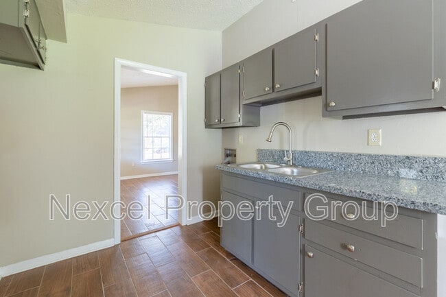 Building Photo - 8106 Elmbrook Dr
