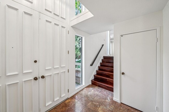 Building Photo - Luxury 3-Level Townhome in Highly Desirable Sharon Heights Neighborhood