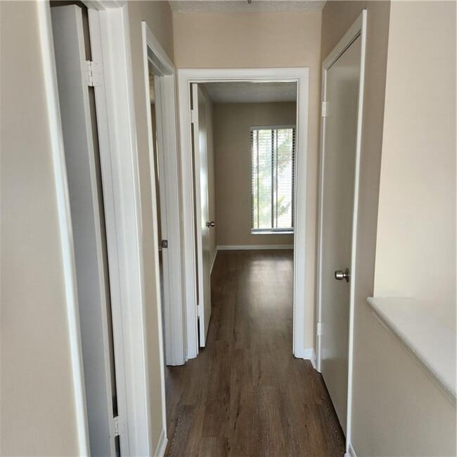 Building Photo - 293 Country Club Dr