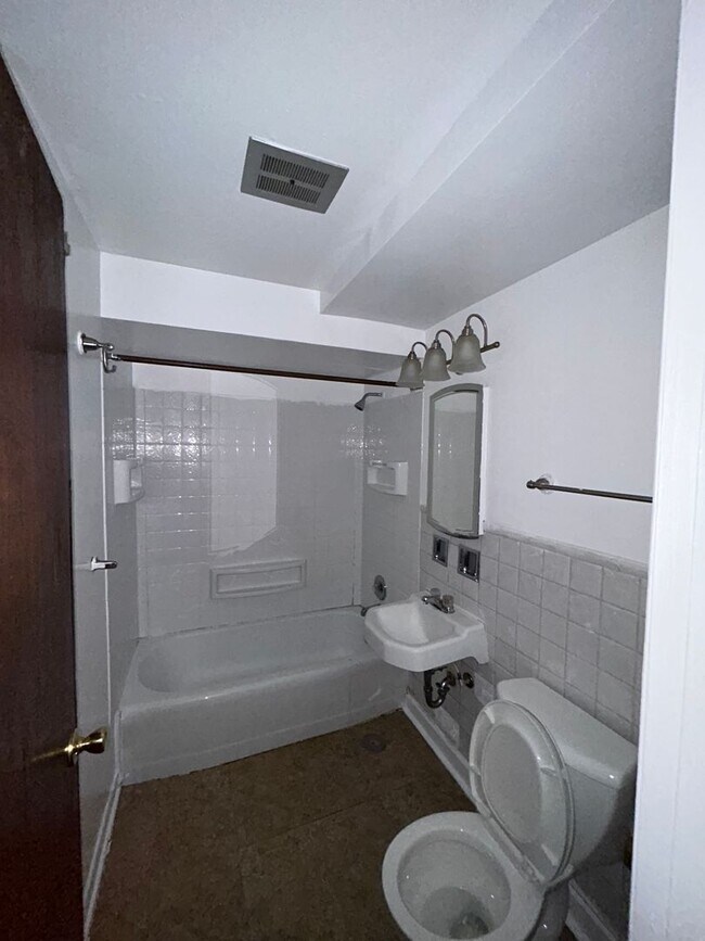 Building Photo - Cozy, one bedroom apartment in Cicero, Clo...