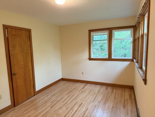 Building Photo - 403 E Mitchell Ave