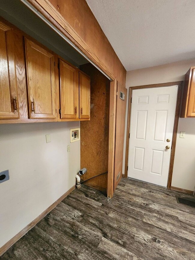 Building Photo - Easy Access to Shopping and Highway!