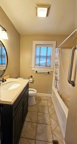 Building Photo - 2610 Woodlawn Dr