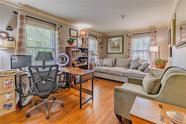 Building Photo - 227 W Lakeshore Dr