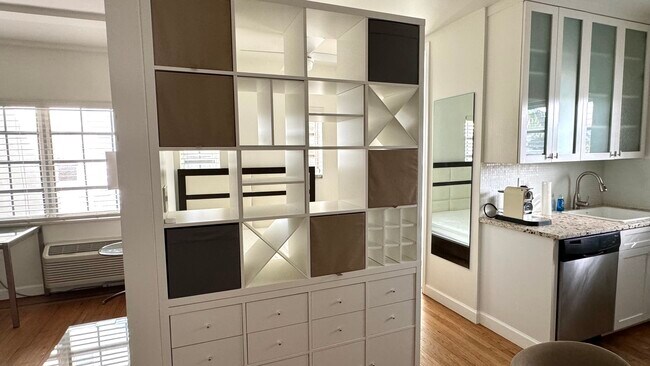 Building Photo - Beachgardens Condo - Unit 8