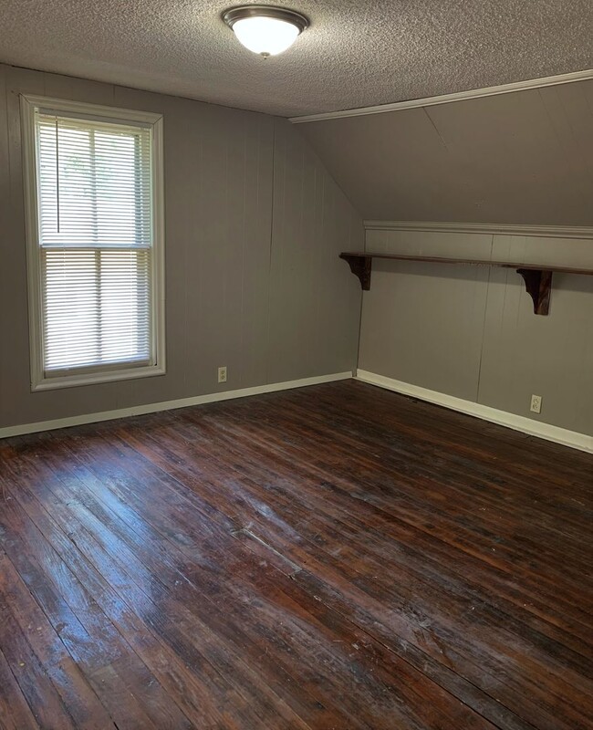 Building Photo - Large 3 Bed, 2 Bath House,  Bonus Room and...