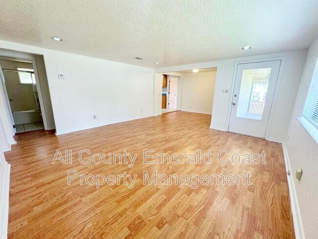 Building Photo - 733 Beach Dr